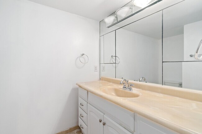 Building Photo - 5380 N Ocean Dr