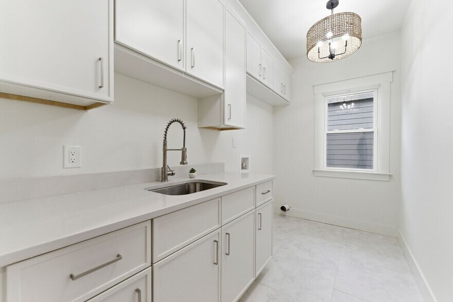 Building Photo - 205 Whitefoord Ave NE