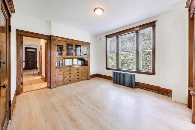 Building Photo - 858 N Wolcott Ave
