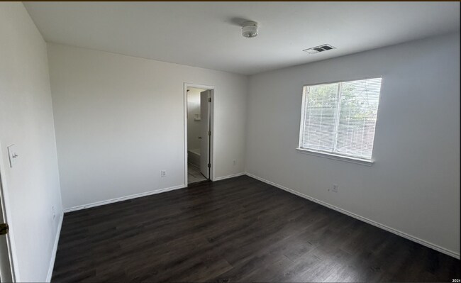 Building Photo - "Charming 3-Bedroom Oasis with 2 Full Baths in Converse, TX