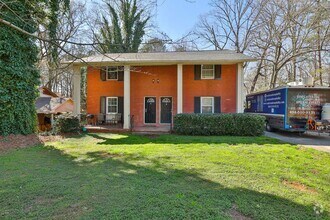 Building Photo - Newly Renovated Duplex