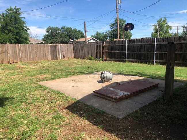 Building Photo - 109 N Uvalde Ave