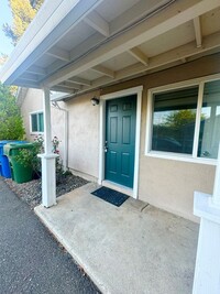 Building Photo - Spacious 3 Bedroom!