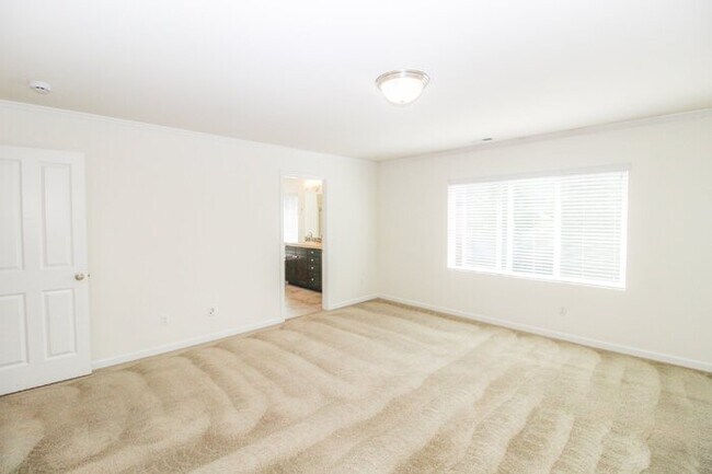 Building Photo - Spacious Rental! 3bed 3bath 2039sf 2 Car Garage A/C + Bonus Room