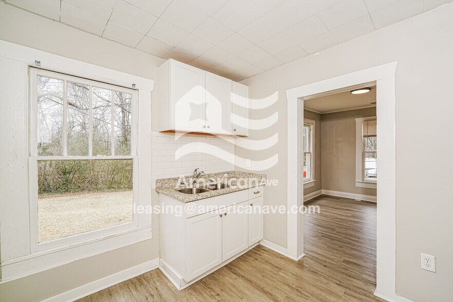 Building Photo - 917 School Terrace