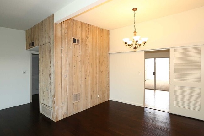 Building Photo - Wonderful, 2nd floor Condo Centrally Located in Phoenix.  Available November 1st!!!  Resort like ...