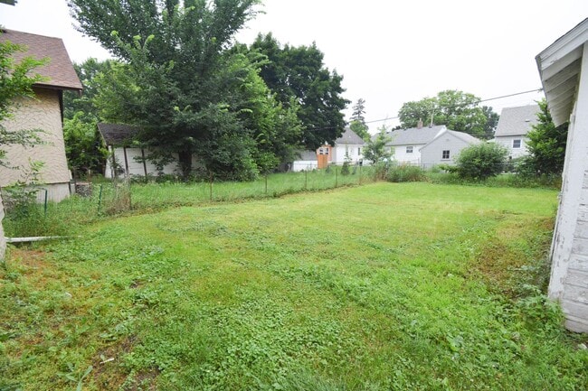 Building Photo - 2 Bedroom in Fantastic Downtown/Silver Lak...