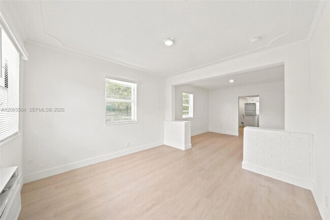 Building Photo - 119 NE 56th St