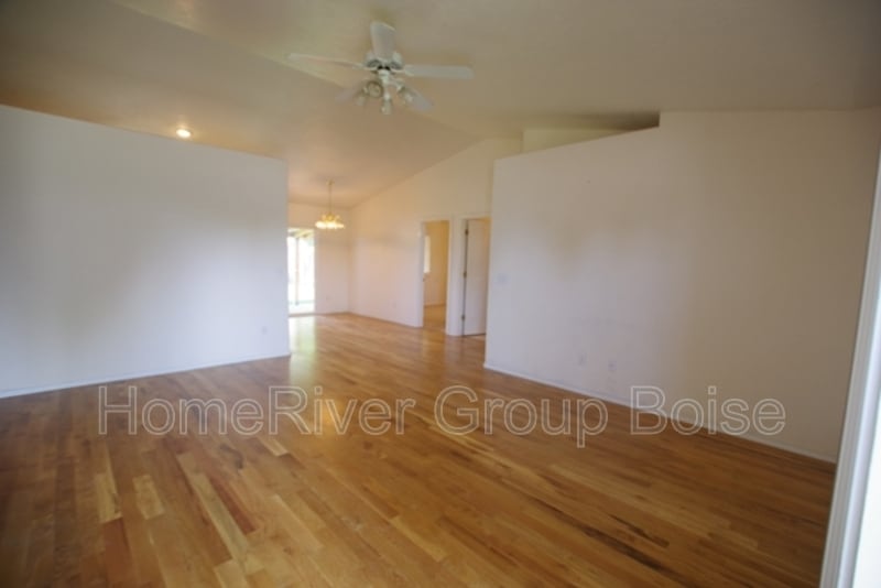 Building Photo - 2806 Mink Pl