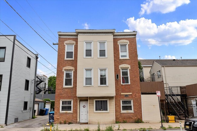 Building Photo - Recently Renovated 2-Bed/1-Bath with In-Un...