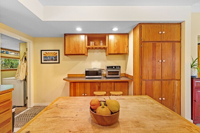 Building Photo - Fully Furnished Northside Bungalow Available for Month of August, 2026