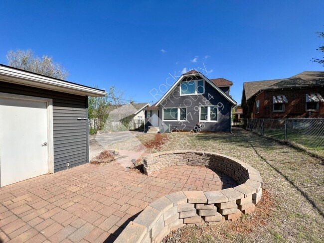 Building Photo - Must See 3 Bedroom/3 Bathroom Home near Ed...