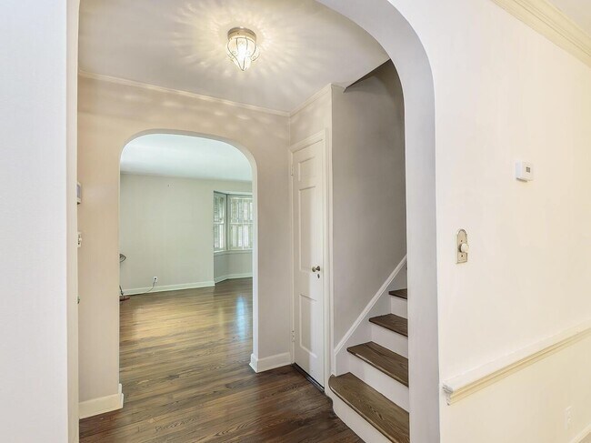 Building Photo - 221 Manhasset Ave