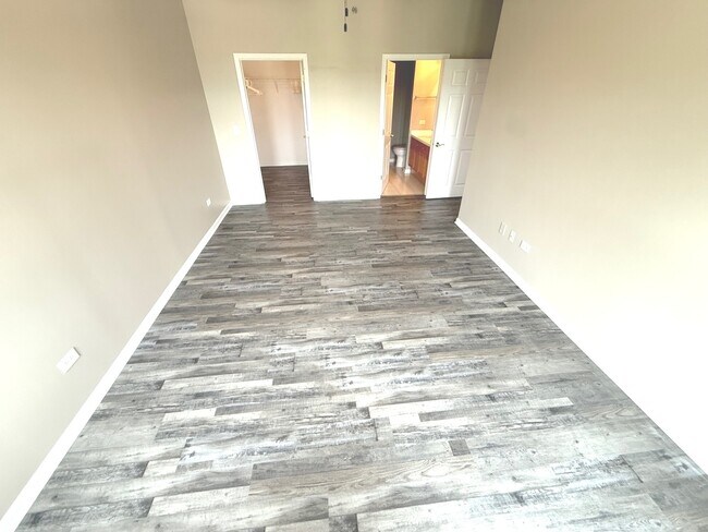 Building Photo - 400 Village Cir