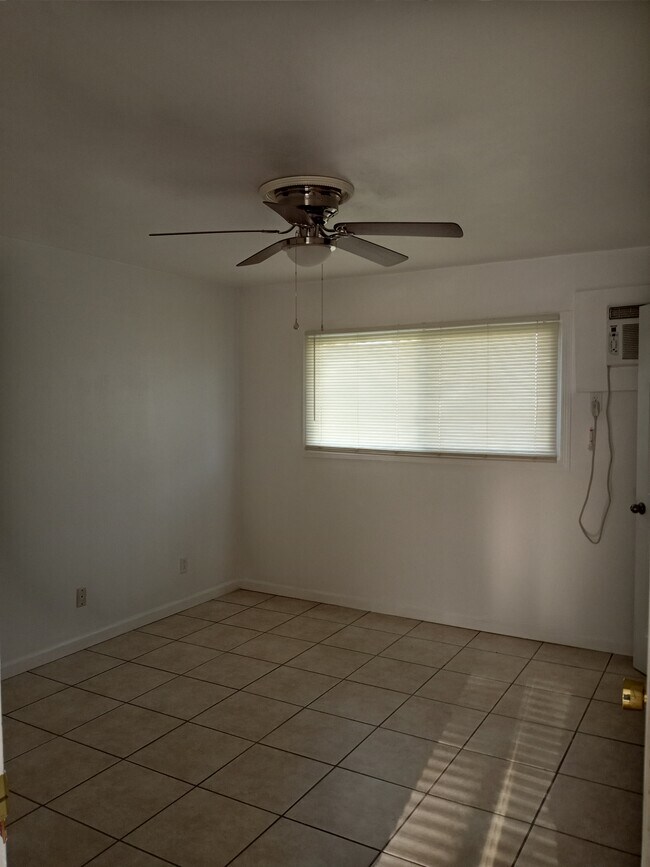 Building Photo - 117 E Poos Dr