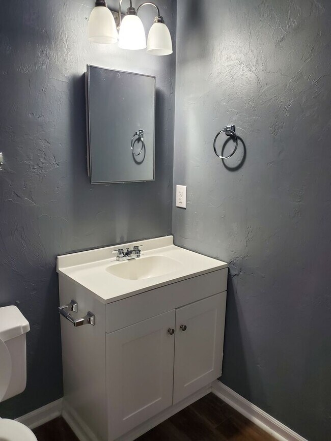 Building Photo - Dual Suite Comfort: 2BR/2BA Townhouse with Washer/Dryer Included