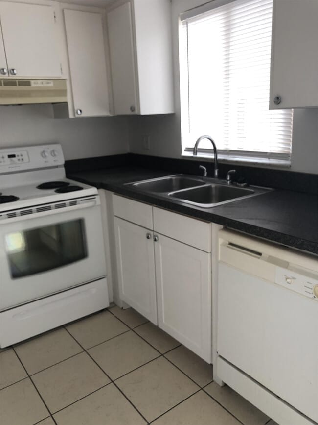 Building Photo - 2340 Maple Ave