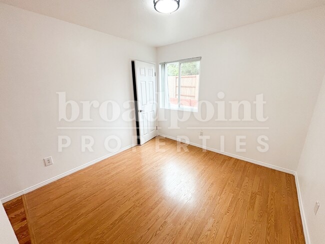 Building Photo - 581 Glenheather Dr