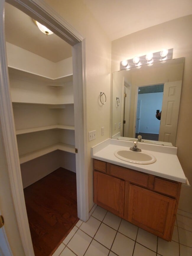 Building Photo - PRELEASING FOR EARLY MARCH! (3) Bed/(2) Bath NE Norman!