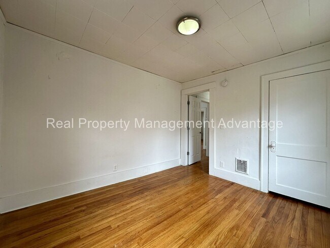 Building Photo - 316 Spencer St