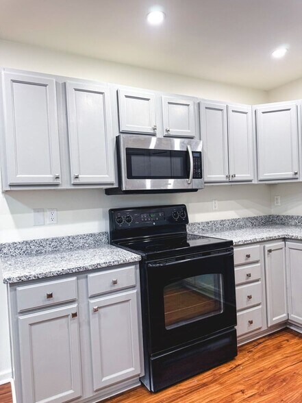 Building Photo - 2801 Wedgefield Dr
