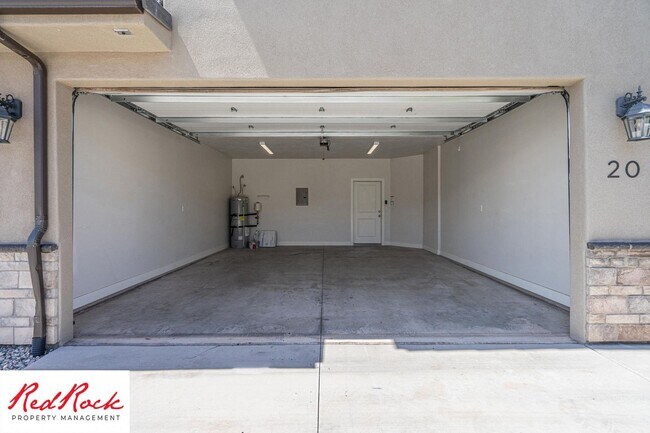 Building Photo - Pet friendly 3 Bedroom Townhome in Washington!