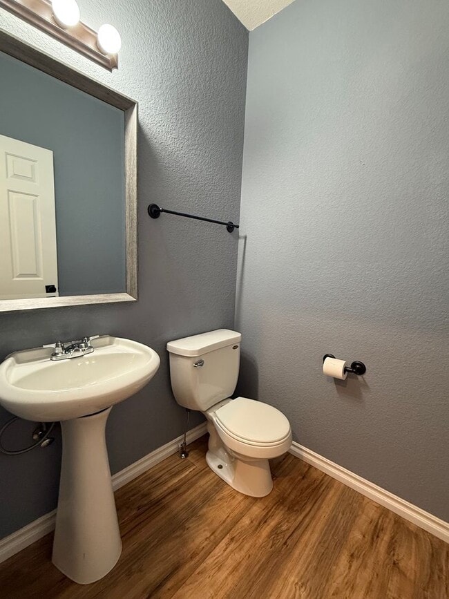 Building Photo - Bright and Modern 3-Bed, 2.5-Bath Townhous...