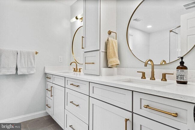 Building Photo - 1 Glenhurst Ct