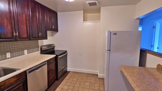 Building Photo - Historic Spacious 2 Bed 1 Bath with Study ...