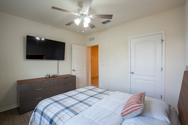 Building Photo - 5230 Bracks Landing Dr