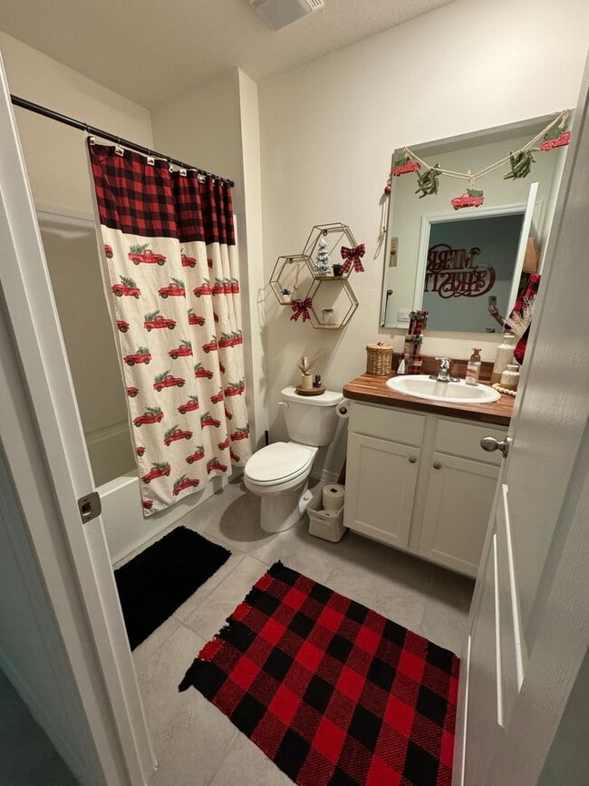 Building Photo - Spacious 3/2/2 with Fenced Yard