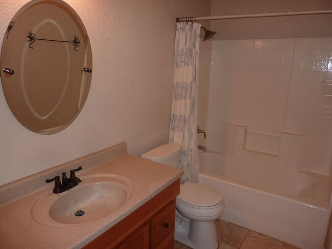 Building Photo - Spacious 4-Bedroom, 2-Bath Single-Story Ho...