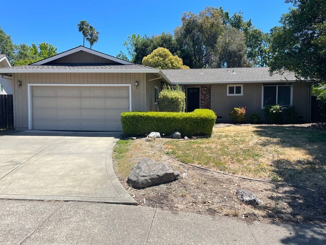 Building Photo - Clean 3 bedroom 2 bath Rincon Valley Home ...