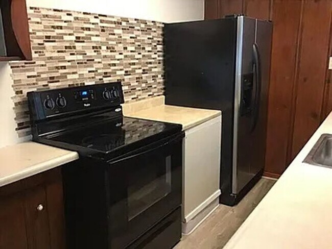 Building Photo - Available immediately! 1,700/mo 2BD/1BA ho...