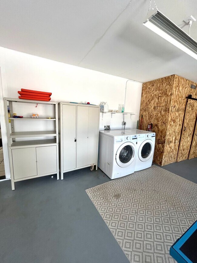 Building Photo - Furnished 3 Bedroom 2 Bathroom Home