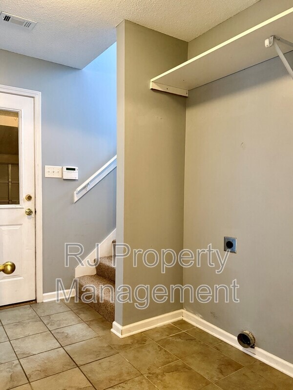 Building Photo - 6095 E Everett Hill Cir