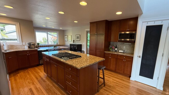 Building Photo - Pristine Single-Family Home in the Heart o...