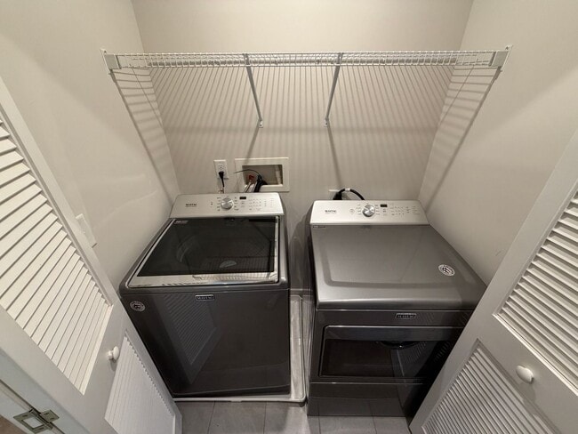 Building Photo - Like-New 4 Bedroom Townhouse