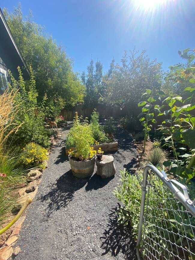 Building Photo - Single level home located in Redmond!  RV ...