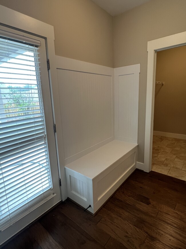 Building Photo - 5849 Longview Ln
