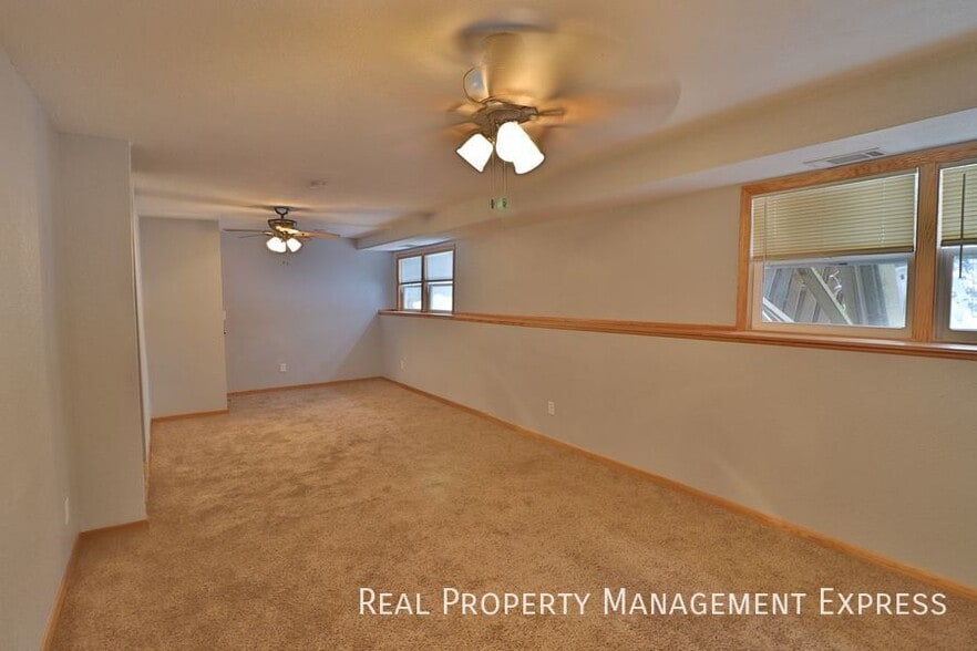 Building Photo - 3 Bedroom Duplex in Eastern Sioux Falls!