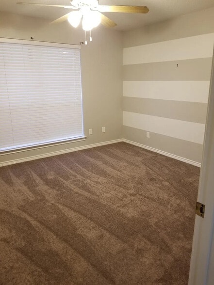 Building Photo - Room in Duplex on St Paul Ct