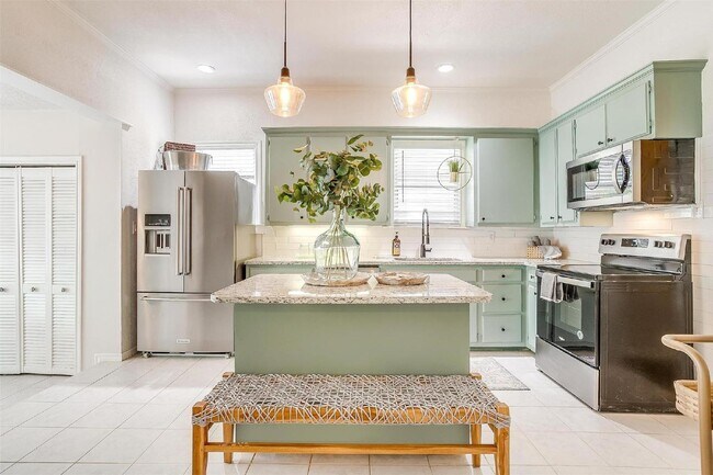 Building Photo - Charming 2-Bed, 2-Bath Gem with Granite Co...
