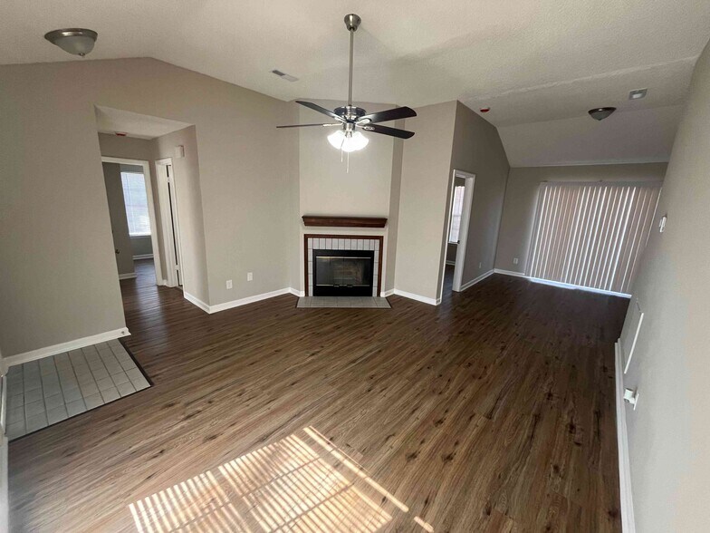 Building Photo - 204 Mountain Creek Dr