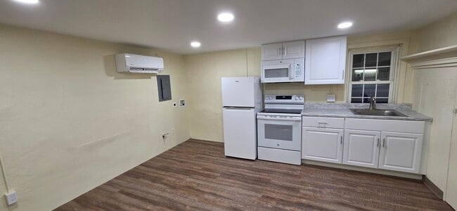 Building Photo - 335 N Main St