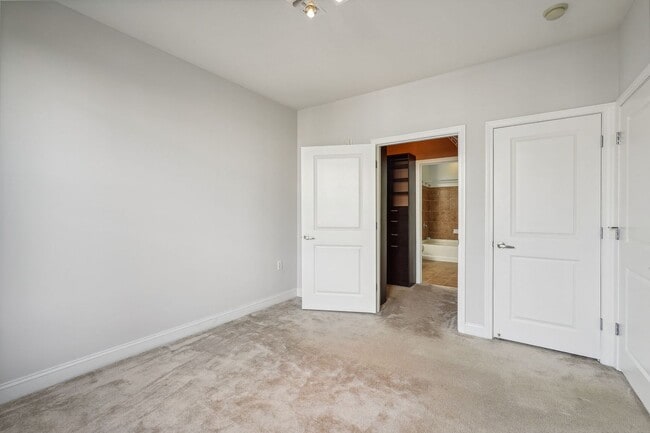 Building Photo - Available Now! High End 1 bed/ 1 bath with Parking! 24 hour concierge!