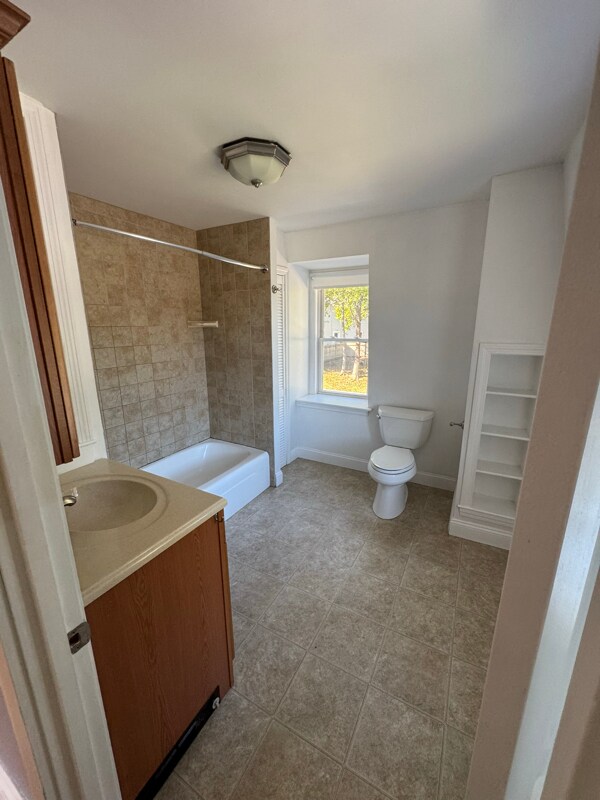 Building Photo - 1104 Pleasant St