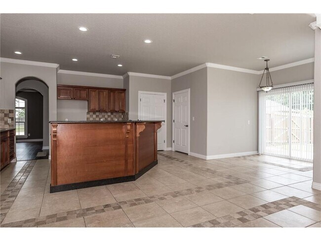 Building Photo - 601 Auburn St