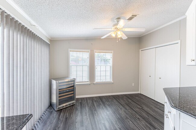 Building Photo - Florida living at its finest! 3/2 with a c...