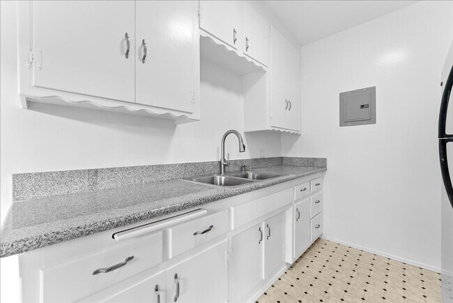 Building Photo - 2464 Penmar Ave